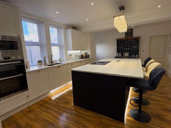 5 bed Semi-Detached to rent Image 4