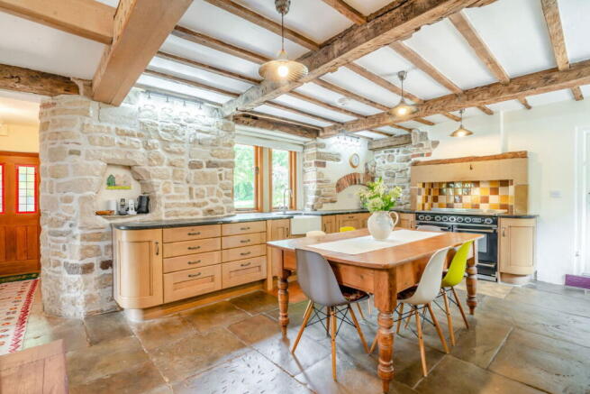 5 bed Detached for sale Image 8