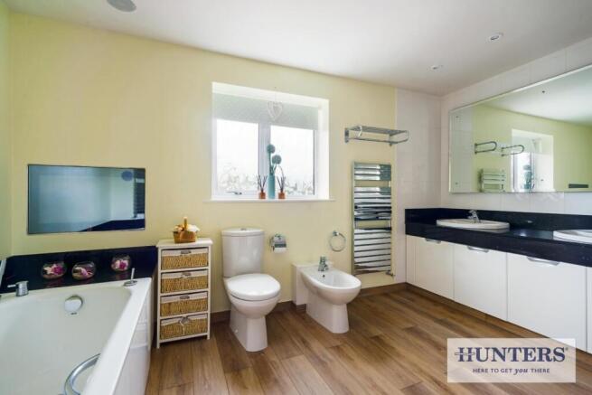 5 bed Detached for sale Image 11