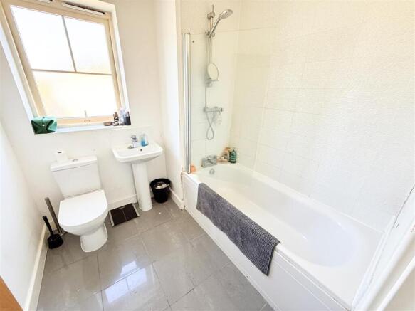 4 bed Detached for sale Image 6