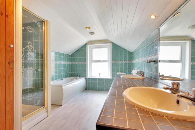 Bathroom 2.jpg