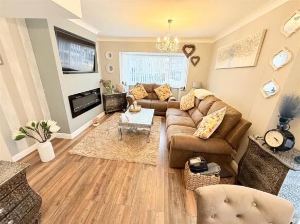 OPEN PLAN LOUNGE/DINING ROOM