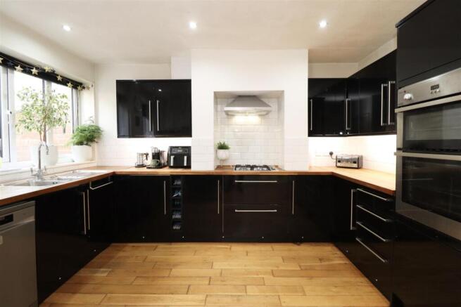 4 bed Terraced for sale Image 3