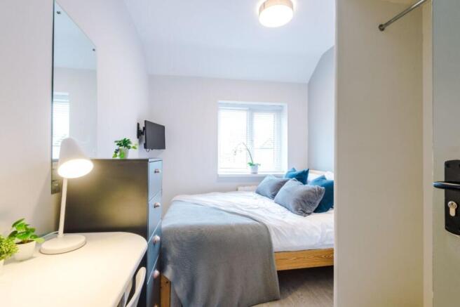 41TR - Bedroom