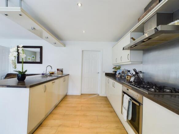 4 bed Detached for sale Image 11