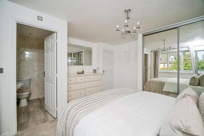 4 bed Detached for sale Image 9