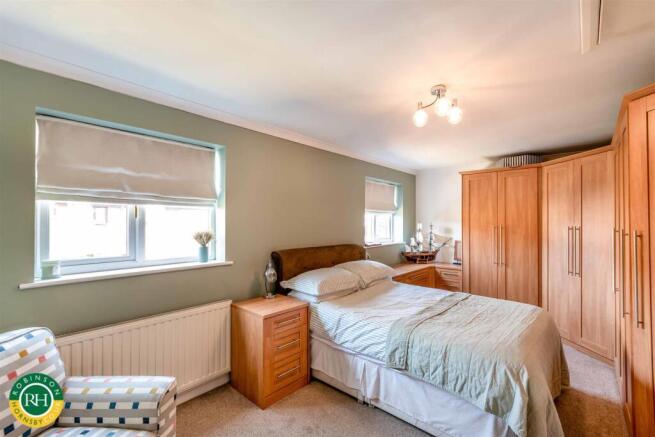 4 bed Detached for sale Image 11