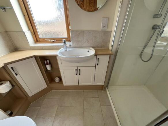 EN-SUITE SHOWER ROOM