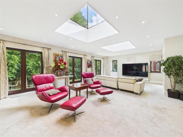 5 bed Detached for sale Image 10