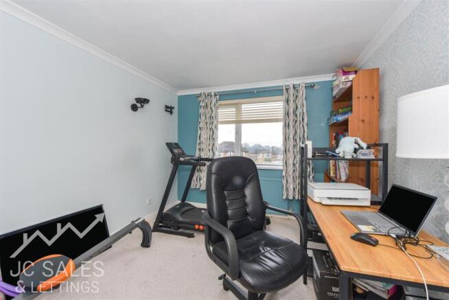5 bed Semi-Detached for sale Image 12