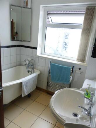 FAMILY BATHROOM