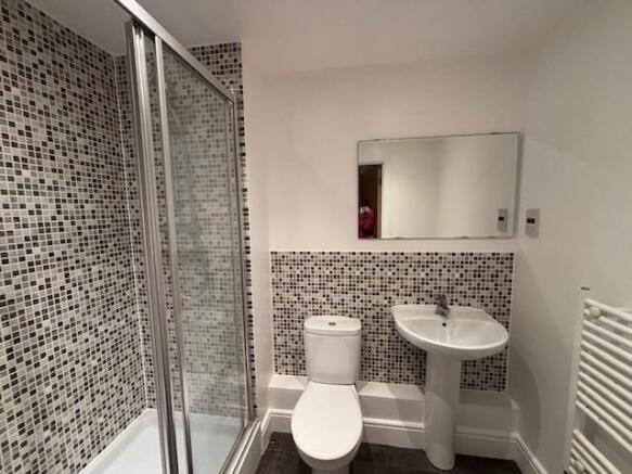 9 Warren Close bathroom.jpg