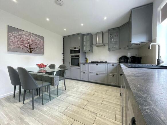 Kitchen/Dining Room (6)