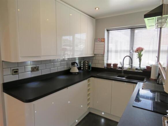 Kitchen 2.JPG
