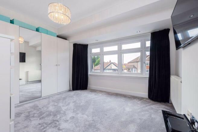 FRONT DOUBLE BEDROOM
