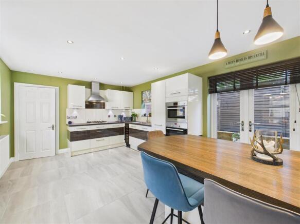 4 bed Detached for sale Image 9