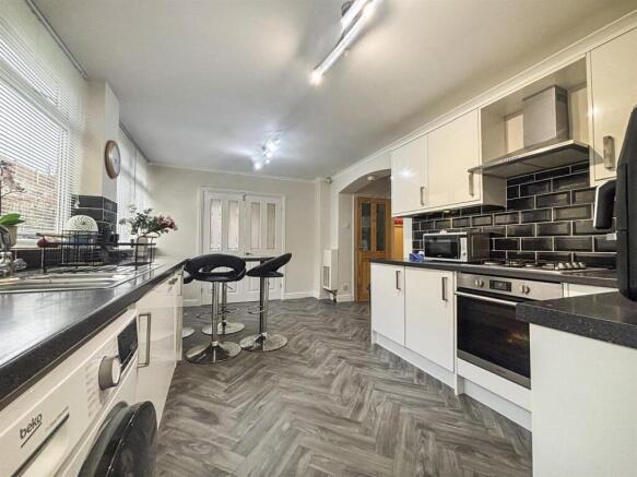 5 bed Detached for sale Image 8