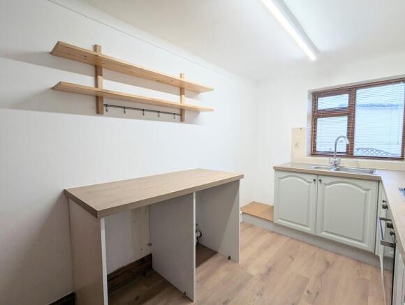 4 bed Semi-Detached to rent Image 4