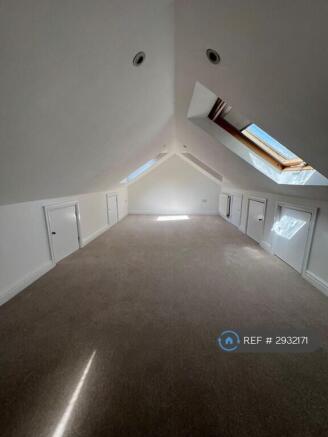Upper Bedroom In Converted Loft 