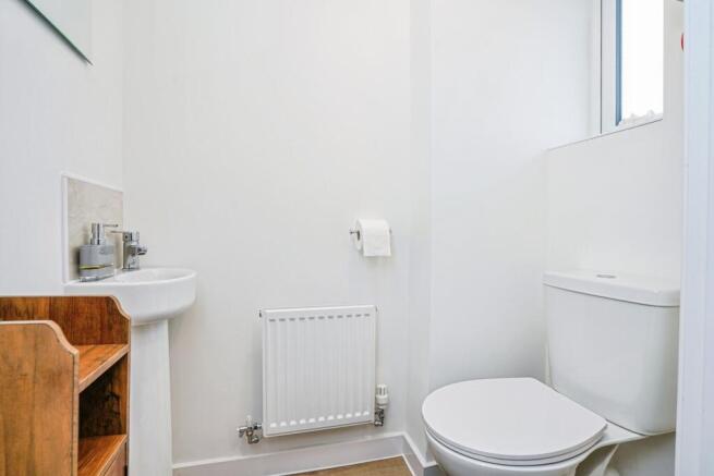 Burgundy Crescent, Leeds, LS27 photo 4
