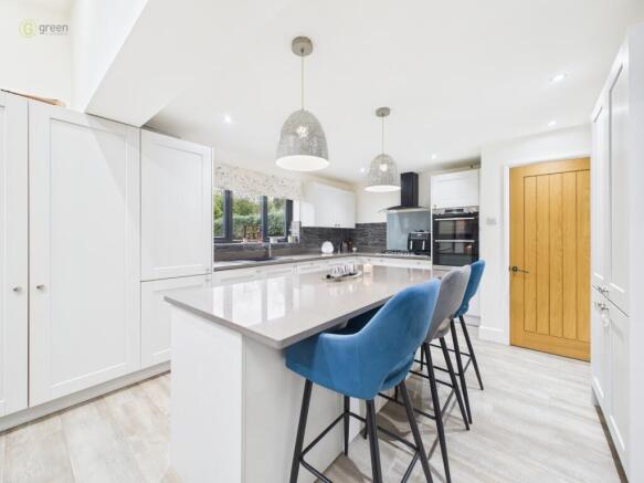 cam01698g0pr0143still005