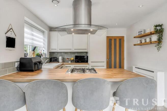4 bed Detached for sale Image 8