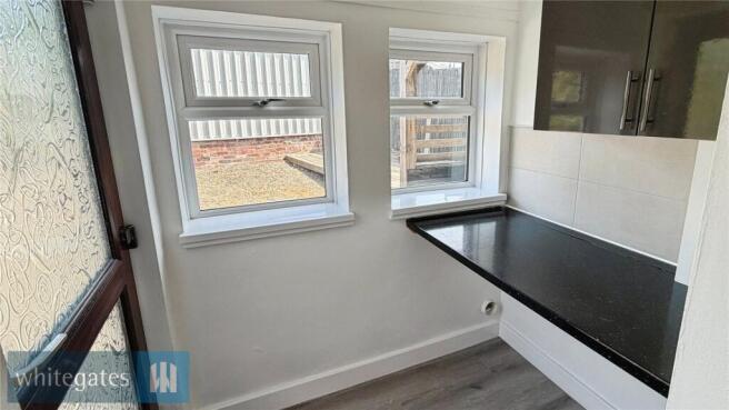 4 bed Semi-Detached to rent Image 7