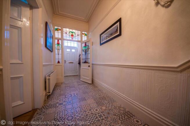 LARGE ENTRANCE HALLWAY