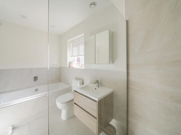 5 bed Detached for sale Image 8