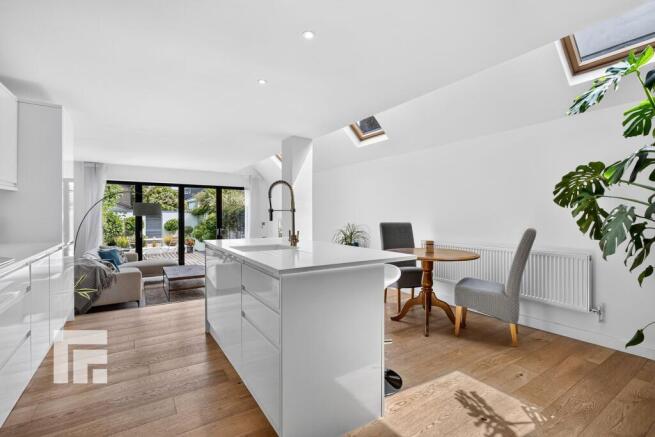 LOUNGE/KITCHEN