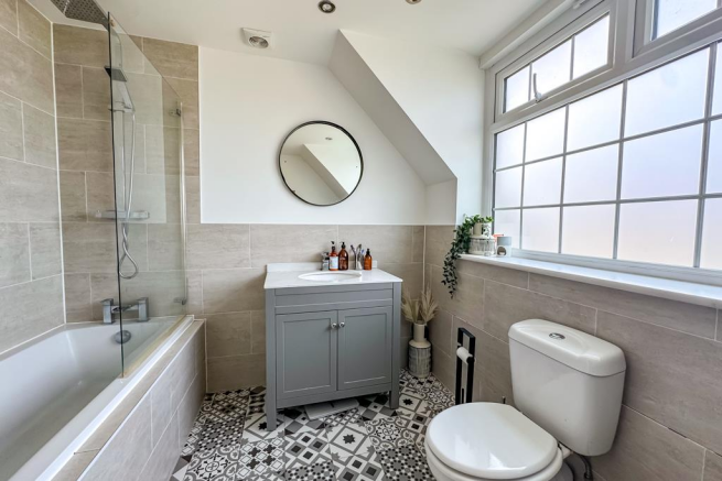 Bathroom (first floor)