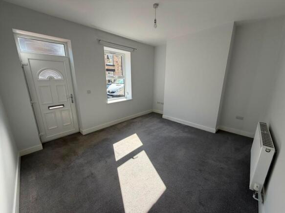 2 bed Terraced to rent Image 3