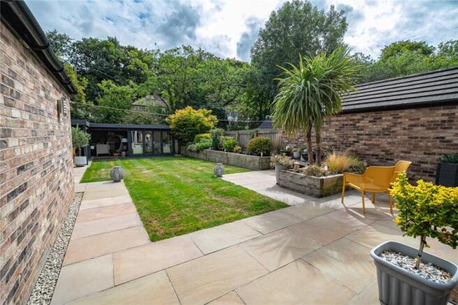 5 bed Detached for sale Image 3
