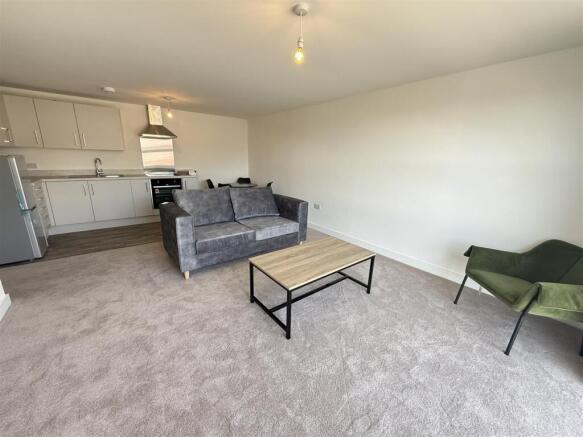 2 bed Apartment to rent Image 5
