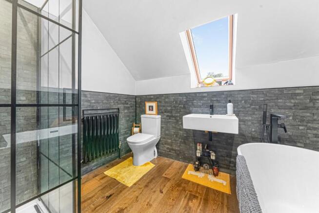 5 bed House for sale Image 11
