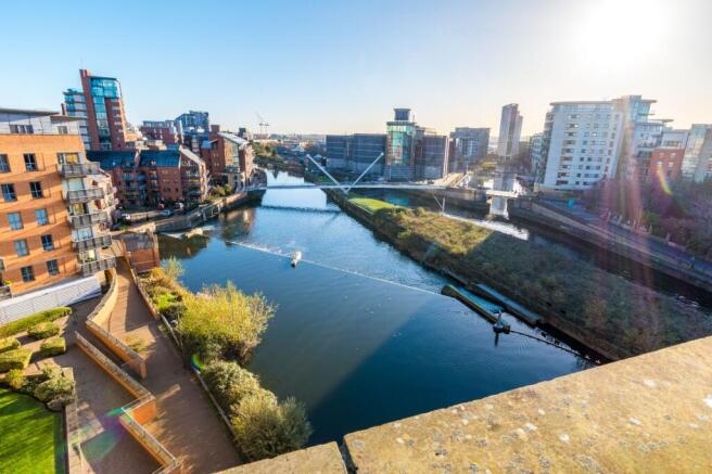 2 bed Penthouse to rent Image 12