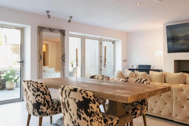 6 bed Detached for sale Image 9