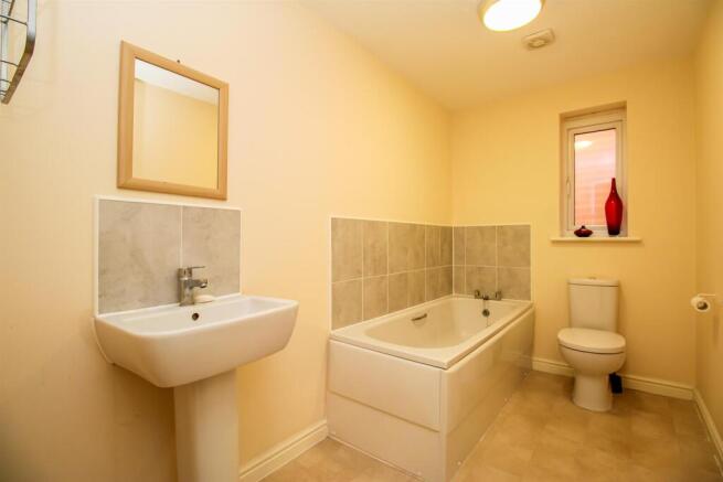 5 bed Detached for sale Image 12