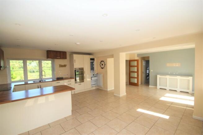 OPEN PLAN LIVING/DINING/KITCHEN AREA