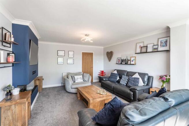 5 bed Detached for sale Image 7