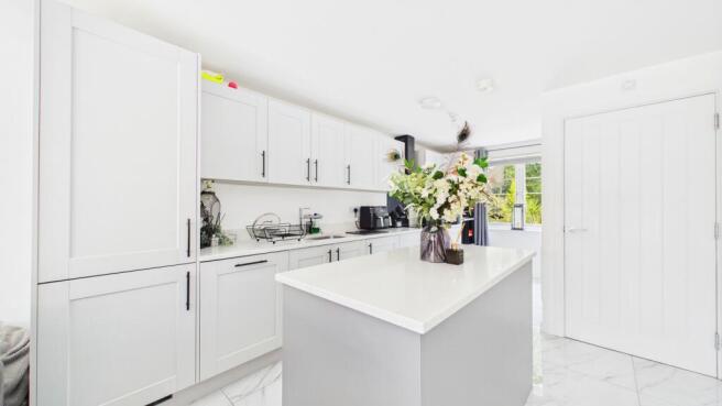 5 bed Detached for sale Image 8