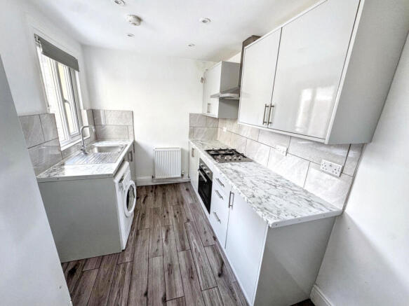 2 bed Terraced to rent Image 4