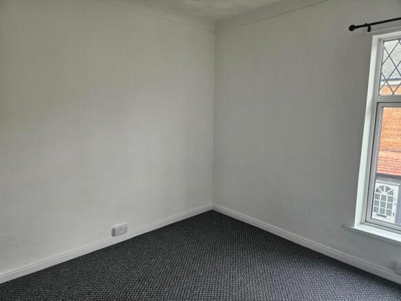 2 bed Terraced to rent Image 6