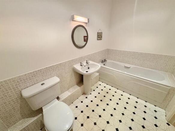 2 bed Flat for sale Image 7
