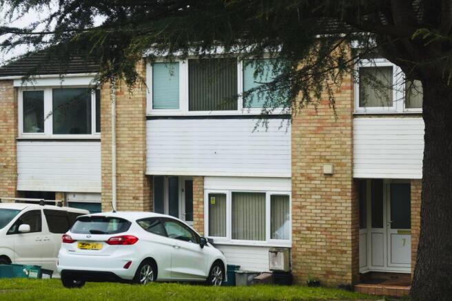 Bright and modern terraced house with lawn...