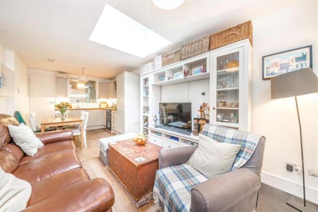 2-bed flat on Beauchamp Terrace, Putney, £550,000