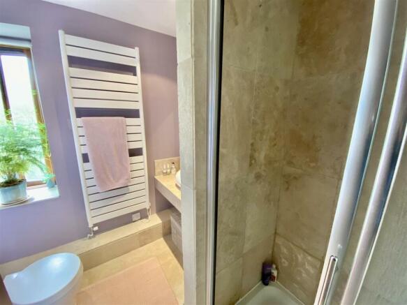 EN-SUITE SHOWER ROOM