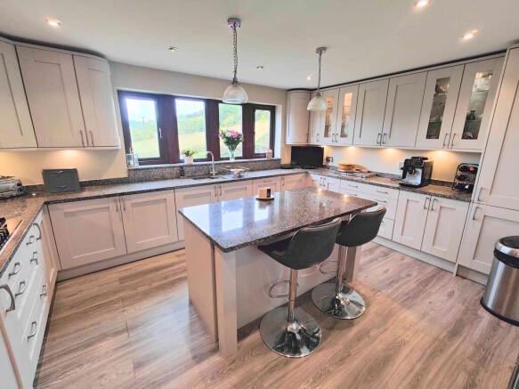 4 bed Detached for sale Image 9