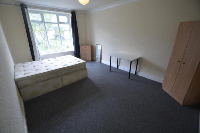 4 bed House to rent Image 6