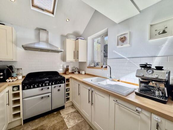 Character Cottage, Wycombe Lane photo 2